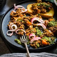 An incredible Savoury Mince recipe that the whole family will love. Simple, quick and low in carbs. The perfect healthy weeknight dinner!