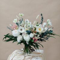 This stunning dried flower bouquet is the perfect way to add a touch of elegance to your special day. With its beautiful combination of dark green and white, it'll bring an eye-catching pop of color and style to your bridal ensemble.