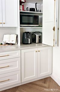 Here's a look at 10 kitchen cabinet storage ideas to make the most of your space, from pull-out shelves to hidden drawers. By thinking ahead about how you’ll use your kitchen, you can design a cabinet layout that fits your needs and keeps everything easily accessible.