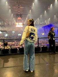 concert fit, concert, zurich, switzerland, sza, sza concert, sza performance, sza singing, singer, artist, music, song, songs, outift, concert outfit, sza sweater, oversized pants, crowd, concert crowd, hallenstadion, sos tour, sos, ctrl, ctrl sza