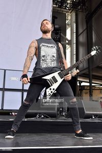 matthew-tuck-of-bullet-for-my-valentine-performs-during-chicago-open-picture-id585103844 (683×1024)