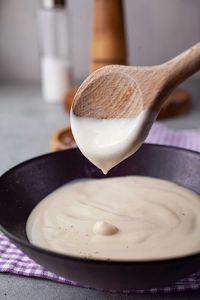 Enjoy the aroma and creamy texture of a delicious vegan bechamel sauce (easy vegan white sauce), perfect to accompany your favorite dishes.  #FrenchRecipes #sauces