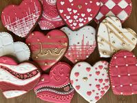 Valentine Heart Cookies. Pink and white royal icing with gold luster dust. #cookies #decoratedcookies #heartcookies #valentinescookies #tootiescookies