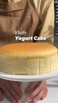 15cm removable cake mold 3 egg yolks 30g cooking oil A little bit of salt 210g unsweetened yogurt 2g vanilla 35g cake flour 15g cornstarch 3 egg whites 5g lemon juice 65g sugar #yogurtcake #yogurt #foodblogger #foodporn #cake #fluffy #fluffycake