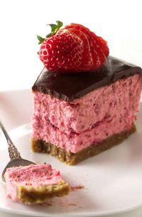 This no-bake chocolate covered strawberry cheesecake is the perfect dessert for Valentines' Day. #dessert #nobakedessert #cheesecake