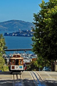 The famous cable car and Alcatraz Island in San Francisco, USA (by alexisborel).