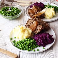 This Vegan Meatloaf is incredibly easy to make & is sure to please with it’s deep & savoury flavour. Serve sliced & smothered in rich, thick gravy for a truly satisfying meal! #veganmeatloaf #vegan #lentilloaf #meatloaf #vegetarian