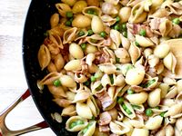 One Pot Alfredo Pasta with Bacon and Peas - The Skinnyish Dish