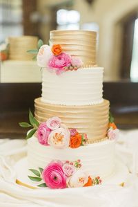 how to make your own wedding cake Ever thought of baking and decorating your own wedding cake. DIY wedding cake sounds like a challenge but seems to be super exciting. Here are a few wedding cake tutorials and inspirations that will guide you through the process of creating a stunning wedding cake without much drama #DIY #diy #weddingcakes #diyweddingcake #howtomake #buttercreamcake #fondantcake