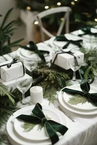 These Christmas table setting ideas are gorgeous and make such great Christmas tablescapes! You definitely need to see these Christmas table setting ideas if you are looking for the best ways to create gorgeous Christmas table setting!