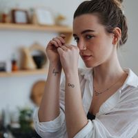 If you’re someone who finds inspiration in words, small dainty script tattoos are a great way to carry meaningful quotes or phrases with you. The delicate curves of script work beautifully with small tattoo designs, especially on areas like the wrist, collarbone, or side of the finger.