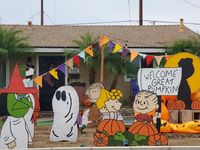 Parks And Cons on Instagram: “Behind #KnottsBerryFarm is a yard display we enjoyed last year. We called this one “It’s the Great Pumpkin, Buena Park” (8339 Pierce). This…”