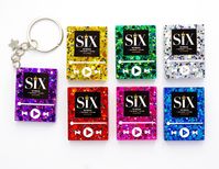 Resin keychain from the soundtrack of the musical 'Six'.  You can select the color of the ring and chain between silver and gold. Don't forget to support the production by either following them on their social media and listening to their music on their official platforms or, if available, purchase tickets to enjoy it in person on Broadway. The keychain measures 3.7cm (1.46 inches) long and 2.8cm (1.10 inches) wide. Facts to keep in mind: - Despite the fact that the announcement states 1-2 weeks