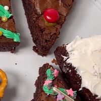 Lise Ode | Mom Loves Baking ® on Instagram: "Day 10 of TWELVE Days of 🎄🍪! Easy Christmas Brownies! Recipe link in bio! #christmas #brownies #12daysofcookies ##12daysofchristmascookies #christmascookies #holidaycookies https://www.momlovesbaking.com/brownie-christmas-trees-snowmen-reindeers/"