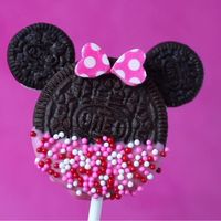 Easy No Bake Minnie Mouse OREO Cookie Pops recipe. Cute for a Disney birthday party or Valentine's Day treat. No bake, simple fun food craft. #birthday #dessert #cookies #minniemouse #disneyparty #nobake