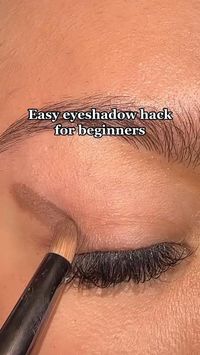 Super easy eyeshadow hack that anyone can do!! really handy if your in a rush. Click the link for info on the palette used. Video Credit to @ipsy  Contains affiliate link