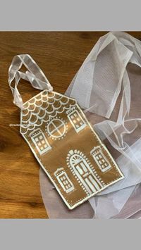 Made the cutest & might I add easiest gingerbread house paper bag 🏡 All you require is : •Kraft paper bag •chalk marker/paint •ribbon The bag I have used is reused, you can try it with some coloured paper bags too. These bags are available in set of 5 and set of 10 pcs. Christmas cards and other Christmas goodies on my feed are now available to purchase, including this one. DM to place your order 💌 What do you think about this ? Let me know in the comments 👇 Shipping globally 🌎 Tag someone who needs to try this 🏷️ & don’t forget to follow @kreatiobykhushalishah for more such content #xmasgiftbags #christmascarddesign #handmadexmas #christmastreedecorations #secretsantagift #christmasinthecity #handmadecardsforsale #gingerbreadhouses