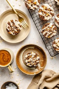 Cozy gingerbread oatmeal cups baked with plenty of spices, sweet molasses, and rich brown butter. Top these festive gingerbread baked oatmeal cups with an easy, delicious salted brown butter glaze for the ultimate holiday breakfast kiddos will love!