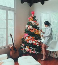 Ideas originales y divertidas para decorar tu árbol de Navidad de último momento | Glamour