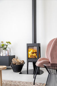 Jøtul F 163 is characterised by its large side glasses and three sturdy legs that give the wood stove an easy and modern look. There are also different finish options and you can choose either black paint or maintenance free white enamel. You can also choose an extra feature of a decorative and heat retaining top made of soapstone which retains more heat while the fire is burning. Repost from IG: @warmtestore_mijdrecht