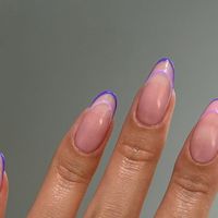 the nailologist🍒🌸🦋🌈✨ on Instagram: "Outlined tips in two shades of purple 💜 

super minimal inspo for you today! <3

_____________

#minimalnails #purplenails #springnails"