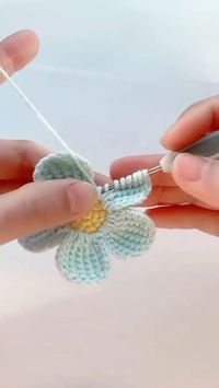 Não há momento ideal para começar, apenas a vontade de criar. Comece agora com Amigurumi e Crochê e surpreenda-se com sua evolução.