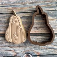 Gourd cookie cutter: - Approximate sizes offered:      2.15" x 3.5"      2.64" x 4" - Additional blade provides a clean cut - Color may vary from pictured cutter - Non-Toxic PLA - Hand wash only