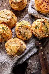 Homemade Honey Butter Cheddar Biscuits: A simple bread recipe to serve for brunch or dinner...you can never go wrong with a great biscuit!