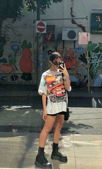 Conseguimos captar algumas combinações que andam bombando entre as cool girls da nova geração. Do look vintage anos 90 ao viusal fofinho, tem de tudo um pouco. Confira este look das cool girls com t-shirt oversized, tetampa de race car, biker shorts e coturno e muitas outras inspirações de visual no post de hoje. #oversized #tshirt #coolgirls #racecartshirt