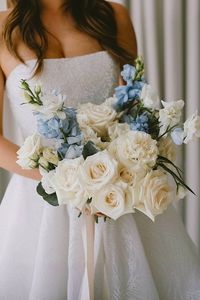 🌸 Save for later 💐 Tap to see all luxury wedding ideas! This bouquet combines cream roses and light blue flowers for a soft, romantic vibe. The lush arrangement feels modern yet classic, fitting beautifully into any luxury wedding theme.