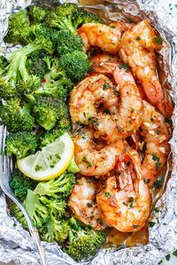 Shrimp and Broccoli Foil Packs with Garlic Lemon Butter Sauce - #shrimp #broccoli #lowcarb #eatwell101 #recipe - Whip up a super tasty meal in under 30 minutes! - #recipe by #eatwell101®