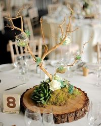 Dentro de los mas originales centros de mesa para boda civil, los arreglos florales sobresalen, este evento es de día y las flores son la mejor opción