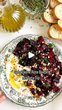 Liliya Sapsay on Instagram: "Gebackene Rote Beete mit Feta Dip

Speichere das Rezept ab und folge mir @liliyummy für mehr leckere und einfache Rezepte❤️
Das Gericht gibt es bei mir letzte Zeit richtig oft, weil ich es sooo unglaublich lecker finde😍 Probiert es unbedingt mal aus!!😍

Zutaten:
3-4 kleine oder 2 große Rote Beete 
200g Feta
1-2 Esslöffel Joghurt 
Thymian 
Orange oder Zitrone 
Walnüsse 
Salz,Pfeffer
Olivenöl 

Zubereitung:

Die Rote Beete schälen, in Würfel schneiden. Auf einem Backblech verteilen, etwas Olivenöl und Salz/Pfeffer drüber geben. Bei 200 Grad ca. 20 Minuten backen, abkühlen. In einem Mixer Feta, Joghurt, Thymian, etwas Orangensaft , Salz und Pfeffer mixen. Je nach gewünschter Konsistenz mehr oder weniger Joghurt hinzufügen. Auf einem Teller den Feta Dip verteilen