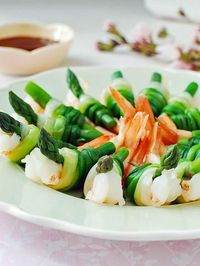 Spring onion tied shrimp and asparagus