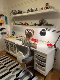 Bureau ikea pour jouer aux lego