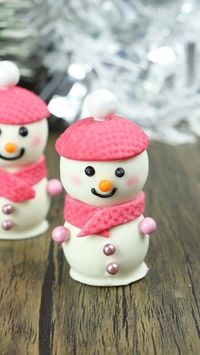 Liz Nicolaou on Instagram: "Lindor Snowmen 🩷☃️ These turned out cute, dont you think? I used a knit embosser with fondant to create texture on the hat a scarf 😊 All tools used are now linked to my amazon storefront (link in bio) #lindt #lindor #snowmen #nobaketreats #holidaytreats #chocolatetreats"