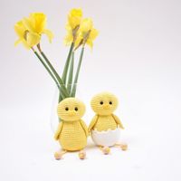 Now you can crochet the cutest chicks which have just hatched their eggs and are ready to celebrate Easter. The chicks come in 2 sizes and this is the larger example. Enjoy!