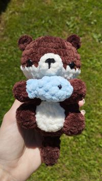 🦦 Cette loutre est confectionnée au crochet 🦦 Peluche réalisée en France 🦦 Elle est faite avec de la laine chenille toute douce 🦦 Fait main 🦦 Patron de LorettasLoop ⚠️ ATTENTION: Cette peluche n'est pas conformes aux normes CE NF EN 71-1/ NF EN 71-2+A1, elle ne convient donc pas aux enfants de moins de 36 mois. Elle peut tout de même être utilisée en tant que décoration le temps que l'enfant atteigne 36 mois.