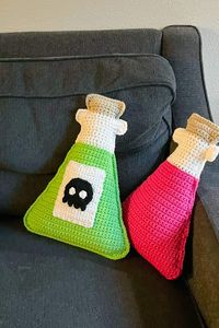 Crochet Potion Bottle Pattern - thecaffeinatedsnail.com