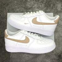 Individuelle Sneaker handbemalt authentischer weißer Nike Air Force 1 taupebraune Swooshes und die Rückseite der Sneakers Kleines taupebraunes Nike-Logo auf dem linken Sneaker Alle Sneaker werden auf Bestellung gefertigt. Bitte rechnen Sie mit der angegebenen Zeit für den Versand Ihres Artikels. Du hast Fragen zur Bearbeitungszeit oder benötigst die Sneaker schnell? Schicken Sie uns einfach eine Nachricht!   * Achten Sie auf Ihre Sneaker-Größe. Im Zweifelsfall gehen Sie bitte zuerst in den Laden