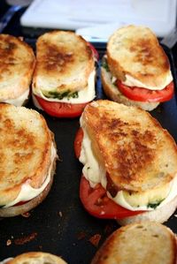 Pão francês, queijo mussarela, tomate, molho pesto + azeite garoa ... Caprese sanduíches!