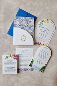 Einladungskartenset im La Isla Bonita Capri Stil zur Hochzeit, bestehend aus Einstecktasche und Karten in verschiedenen Karten und Formen, Zitronen, Bougainvillea | Wedding Invitation with die cut shape, cards in different sizes, wrap and printed envelope in blue with lemons in italy capri style