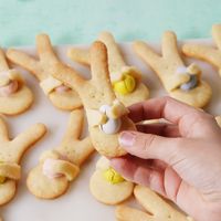 A cute little bunny hug cookie. Use a gingerbread cookie cutter, upside down the cut out dough wwill look like a bunny!