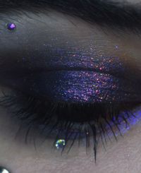 Close up on the purple look! Love love love all the multi coloured glitter mixing together 🙏 I’ve been SOOO SLEEPY lately. It happens every year when the weather get colder, I just want to sleep all day and do nothing 😖 I have a few makeup ideas I’ve been wanting to try out but the urge to sleep is so much bigger lol help pls @haggard_cosmetics 01# Scepter Series Smoky Five-color Eyeshadow Palette 💕 @glamlite ghostface lives palette @clionadhcosmetics UV @prettiesforyourface Glacier @urba...