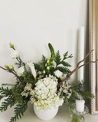 For a sleek, contemporary look, use a monochromatic palette with a focus on texture. Combine white orchids, hydrangeas, or calla lilies with greenery like pine, ruscus, or ferns. Keep the design minimal, allowing the simplicity of each element to stand out. #winterdecor #winterfloralarrangement #winterfloral #floralarrangement