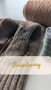 Swiss Darning ist die beste Stopftechnik, um Maschenware unauffällig und schonend zu reparieren. Was hier so kompliziert aussieht ist eigentlich ganz einfach. Damit auch du das im Handumdrehen lernst, gibt es im neuen E-Book nicht nur die bebilderte Anleitung, sondern auch noch ein Video dazu. Denn mein Anliegen ist es, dass jeder in der Lage ist auch die schwierigsten Techniken einfach zu erlernen. ‼️An alle in der VIP Warteliste: Sieh mal in dein Email Postfach. Du hast nur 48 Stunden Z...