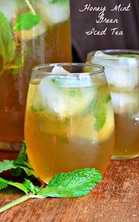 Honey Mint Green Iced Tea. Refreshing iced tea made with green tea, sweetened with honey and flavored with fresh mint and a touch of vanilla extract. | from willcookforsmiles.com