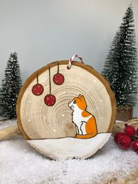 Do you like cats and Christmas decorations? At Tatakréa, I am delighted to present my hand-printed and hand-painted wooden discs, which highlight your beloved cat and add a personal and warm touch to your Christmas decoration. But did you know that our decorations are also eco-responsible? Each wooden puck is carefully woodburned and hand painted, with great attention to detail. I am committed to using wood recovered during pruning or collected during my walks in the woods, thus helping to reduc