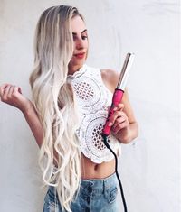 @anders.art.ig is a total stunner. She uses her 32mm Magic Wand for her beautiful mane.