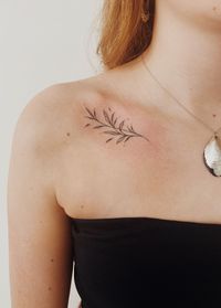 35+ Stunning Collarbone Tattoo Ideas for Women - Days Inspired